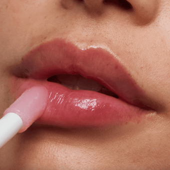 Glaze:  Brillo transparente y radiante que deja los labios con un toque sutil y luminoso para un look natural.
