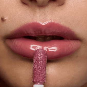 Lilac: Suave y vibrante, añade un toque de frescura y color sutil a tus labios.