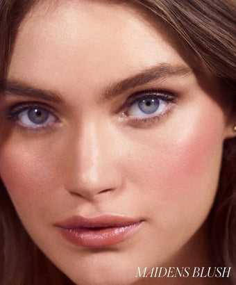 Maiden’s Blush: Canela suave con destellos de rosa dulce.